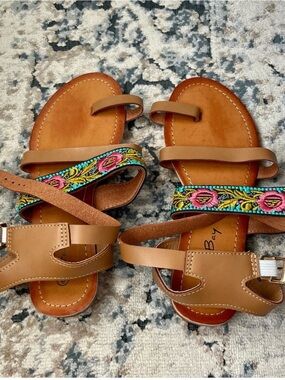 NWOT Women's Tan Leather Strappy Sandals with Embroidered Accent
